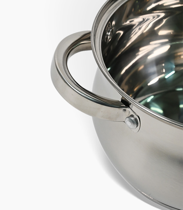 Detalj inox ručke na posuđu Royalty Line